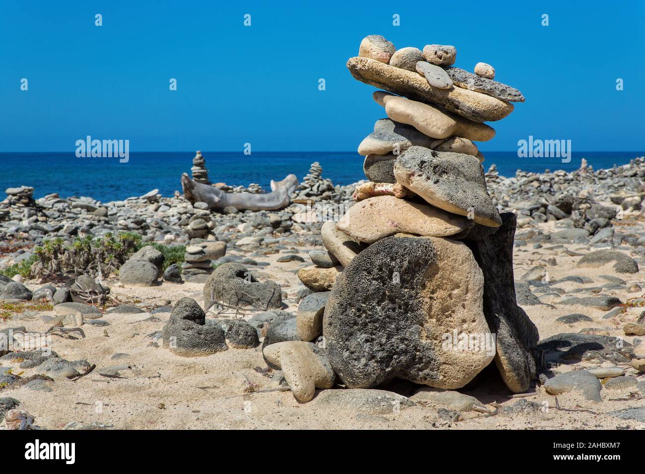 Pila di massi sulla spiaggia di bonaire con vista mare Foto Stock