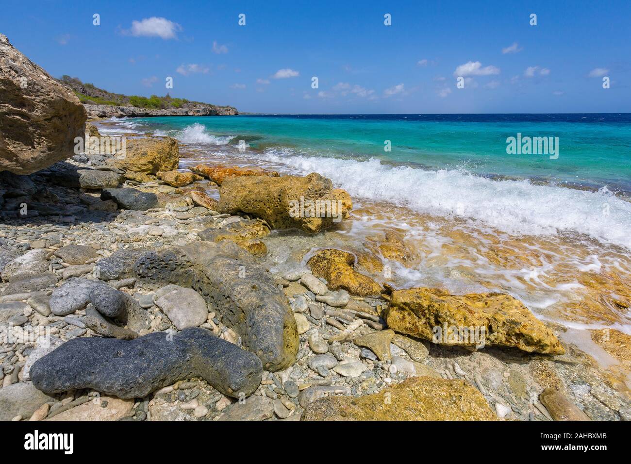 Paesaggio con pietre e sassi a costa vicino al mare di Bonaire Foto Stock