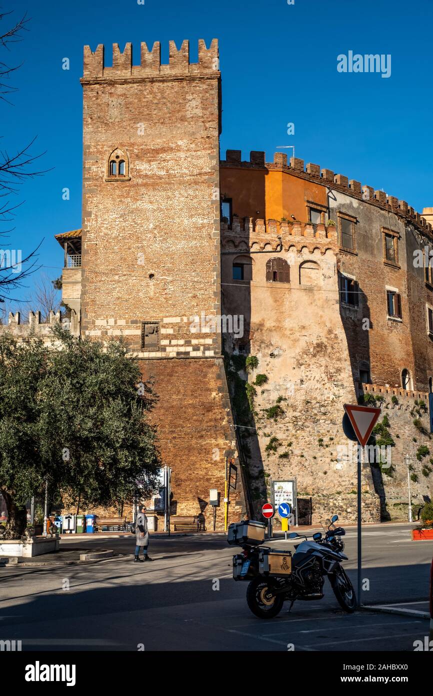 Montalto di Castro dominato dal Castello Guglielmi probabilmente costruito nel XV secolo dagli Orsini, racchiusa tra le coste del Mar Tirreno, s Foto Stock