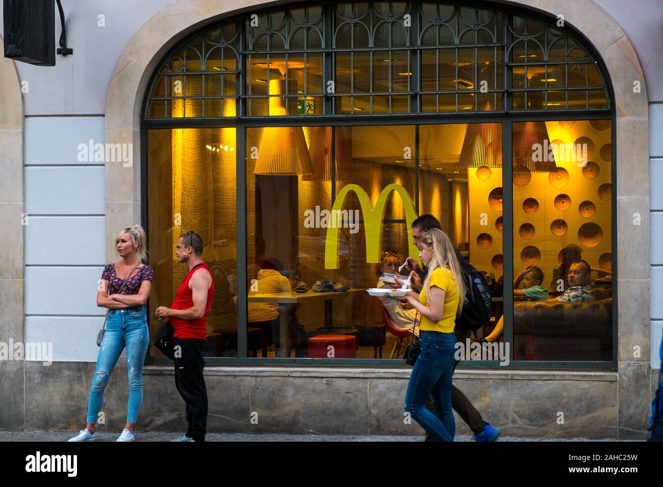 Al di fuori di un McDonalds a Cracovia, Polonia Foto Stock