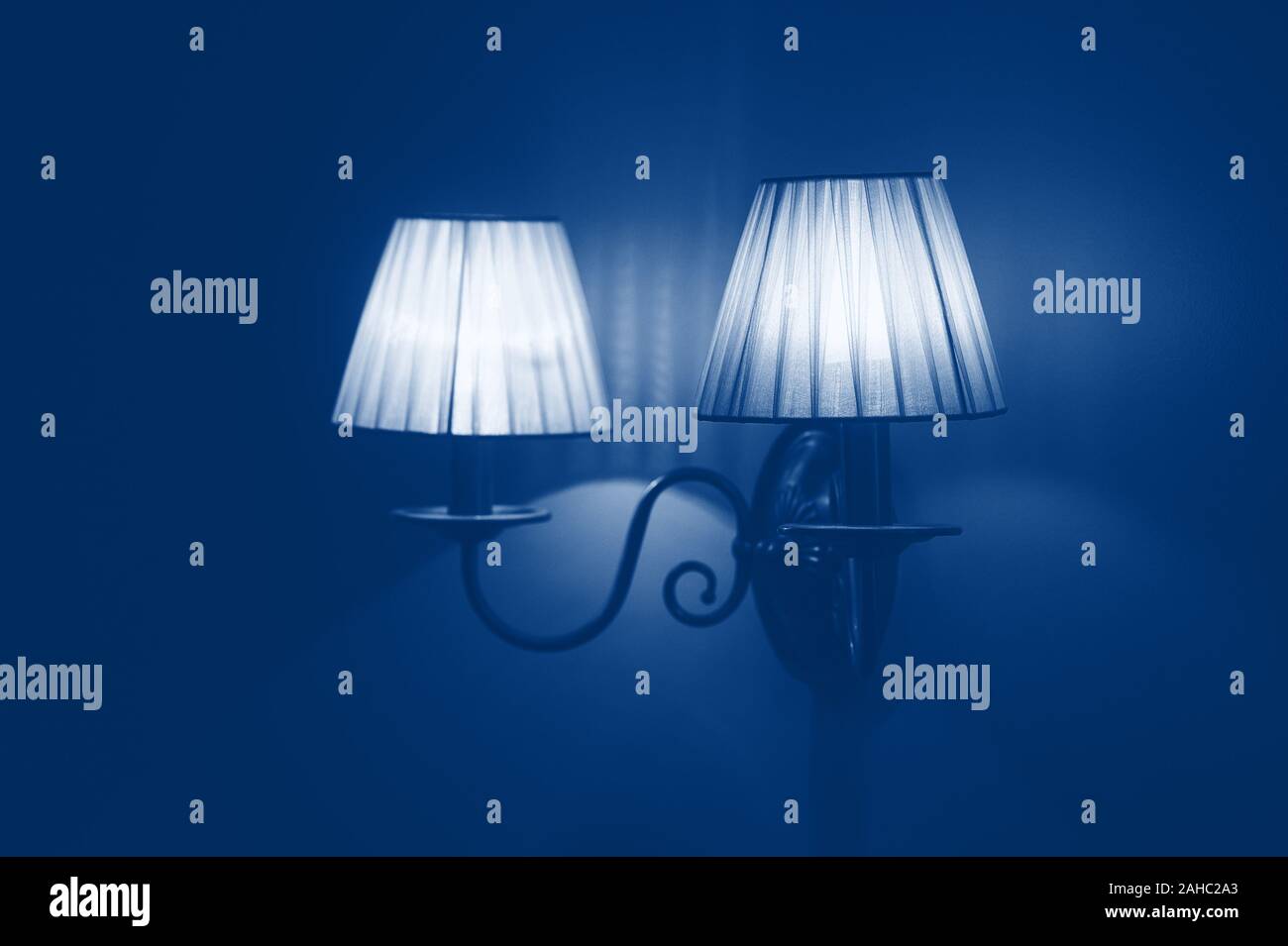 Blu classico tono compreso luce in doppia lampada da parete in camera. Alla moda anno 2020 colore Foto Stock
