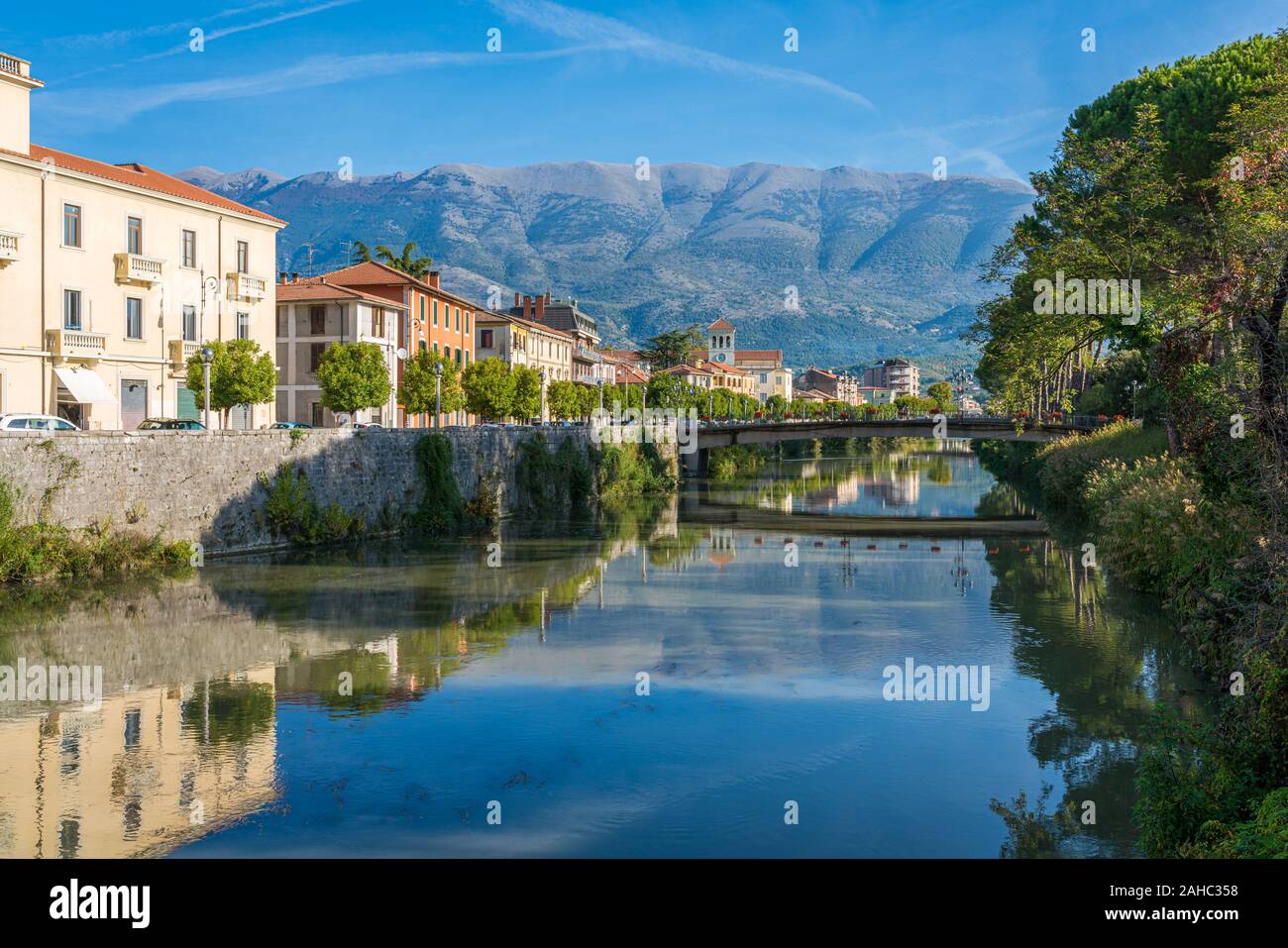 La città di Sora su una mattina di sole. Provincia di Frosinone, Lazio, Italia. Foto Stock