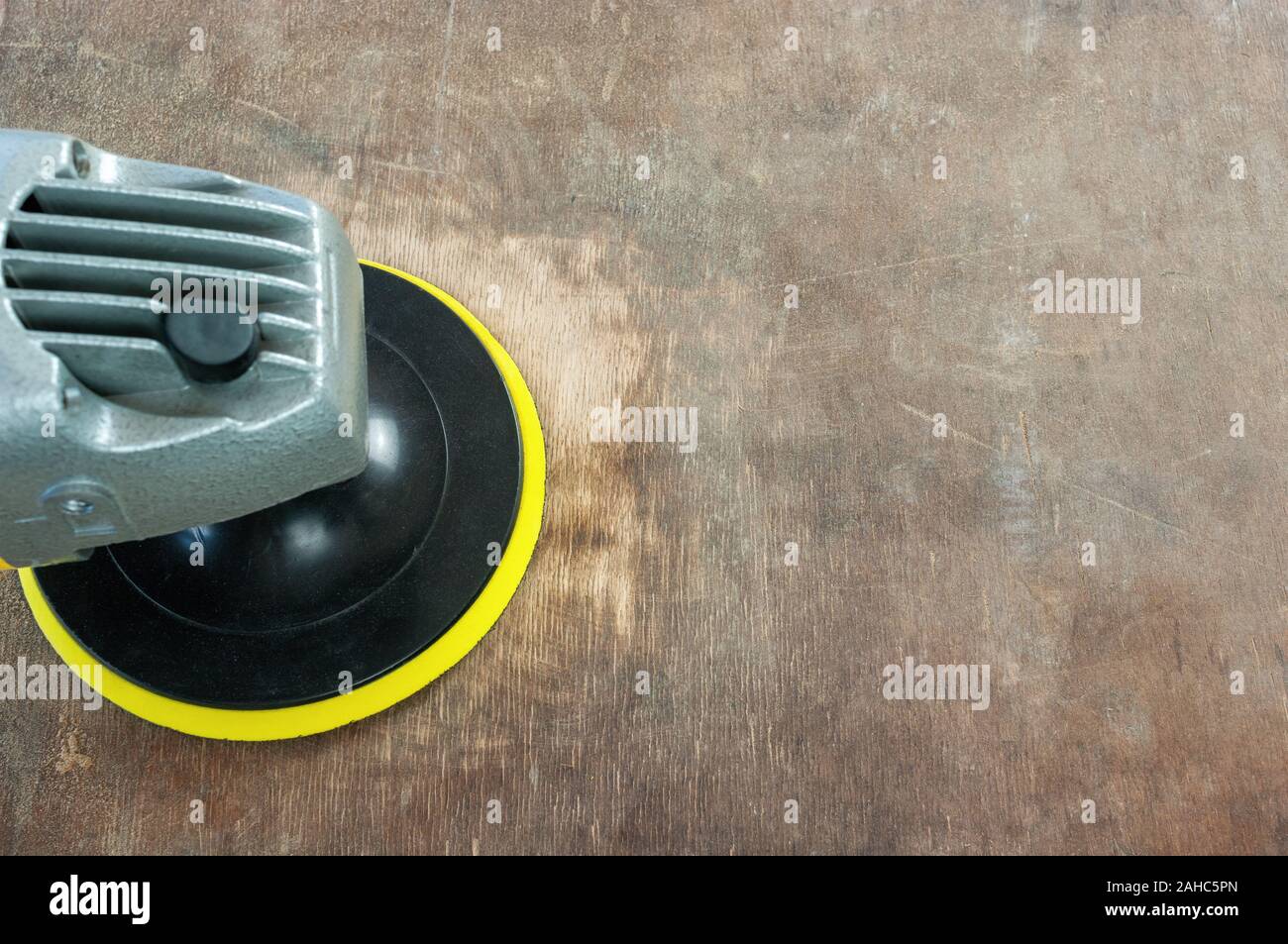 Macchina levigatrice su sfondo di legno Foto Stock