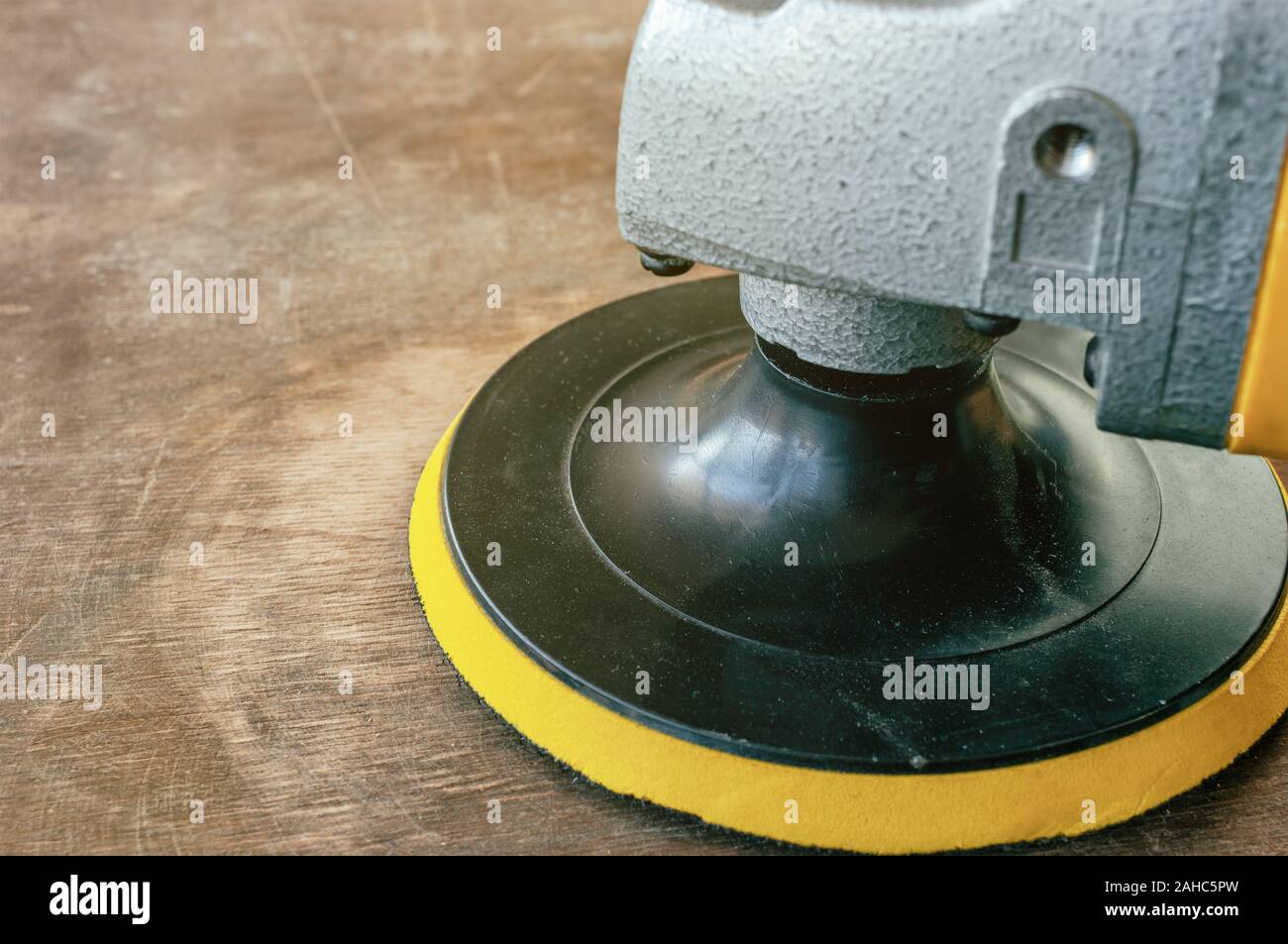 Macchina levigatrice su sfondo di legno Foto Stock