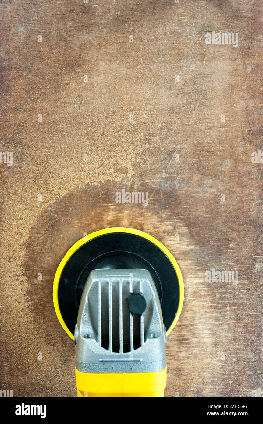Macchina levigatrice su sfondo di legno Foto Stock