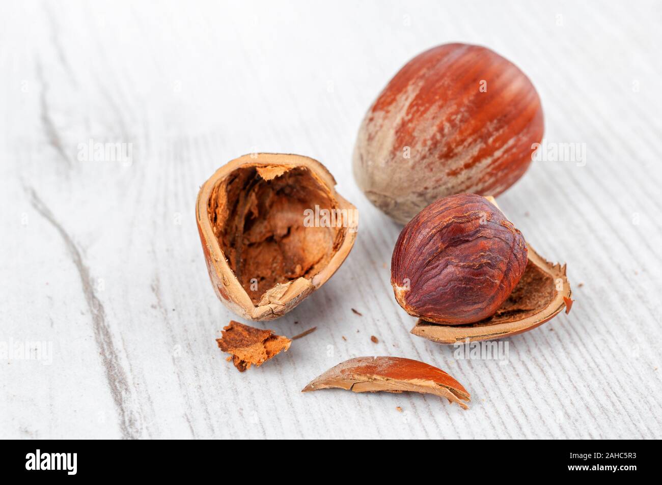 Nocciola su sfondo di legno Foto Stock