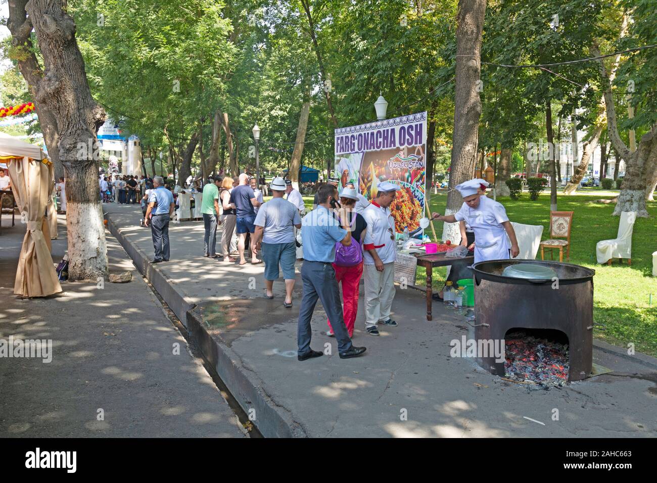 Un festival che celebra national Uzbek e cibo russo, la cucina e le bevande nel centro di Tashkent, Uzbekistan. Foto Stock