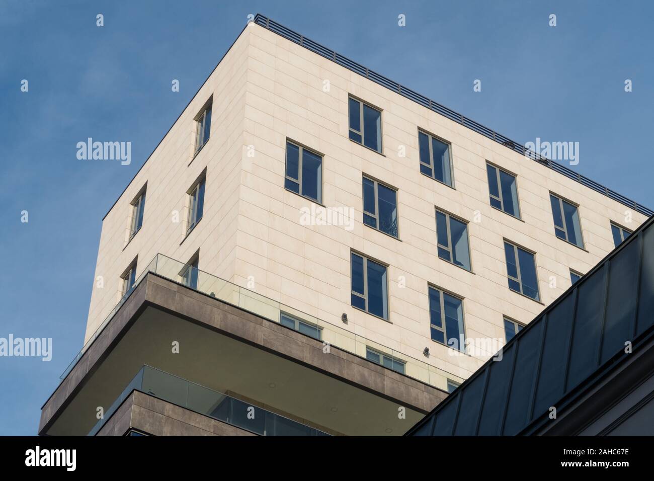 Bucarest, Romania - Dic 15, 2019: edificio moderno a Bucarest, la capitale della Romania Foto Stock