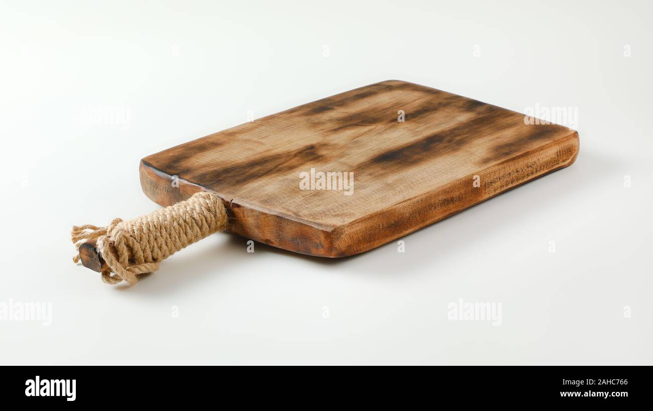 Rustici di legno o di taglio serve board con maniglia Foto Stock