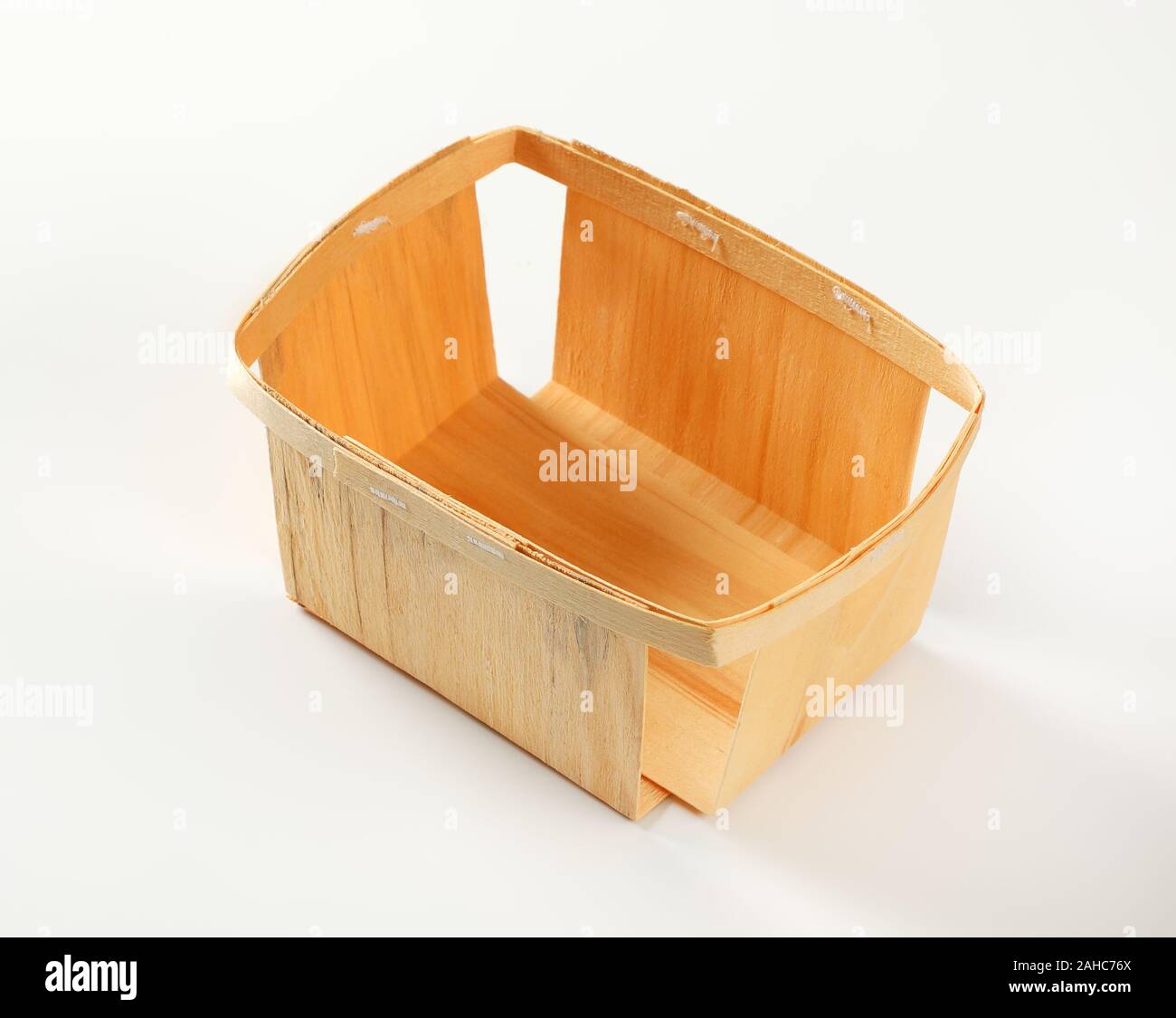 Rettangolare vuoto cesto in legno per bacche Foto Stock
