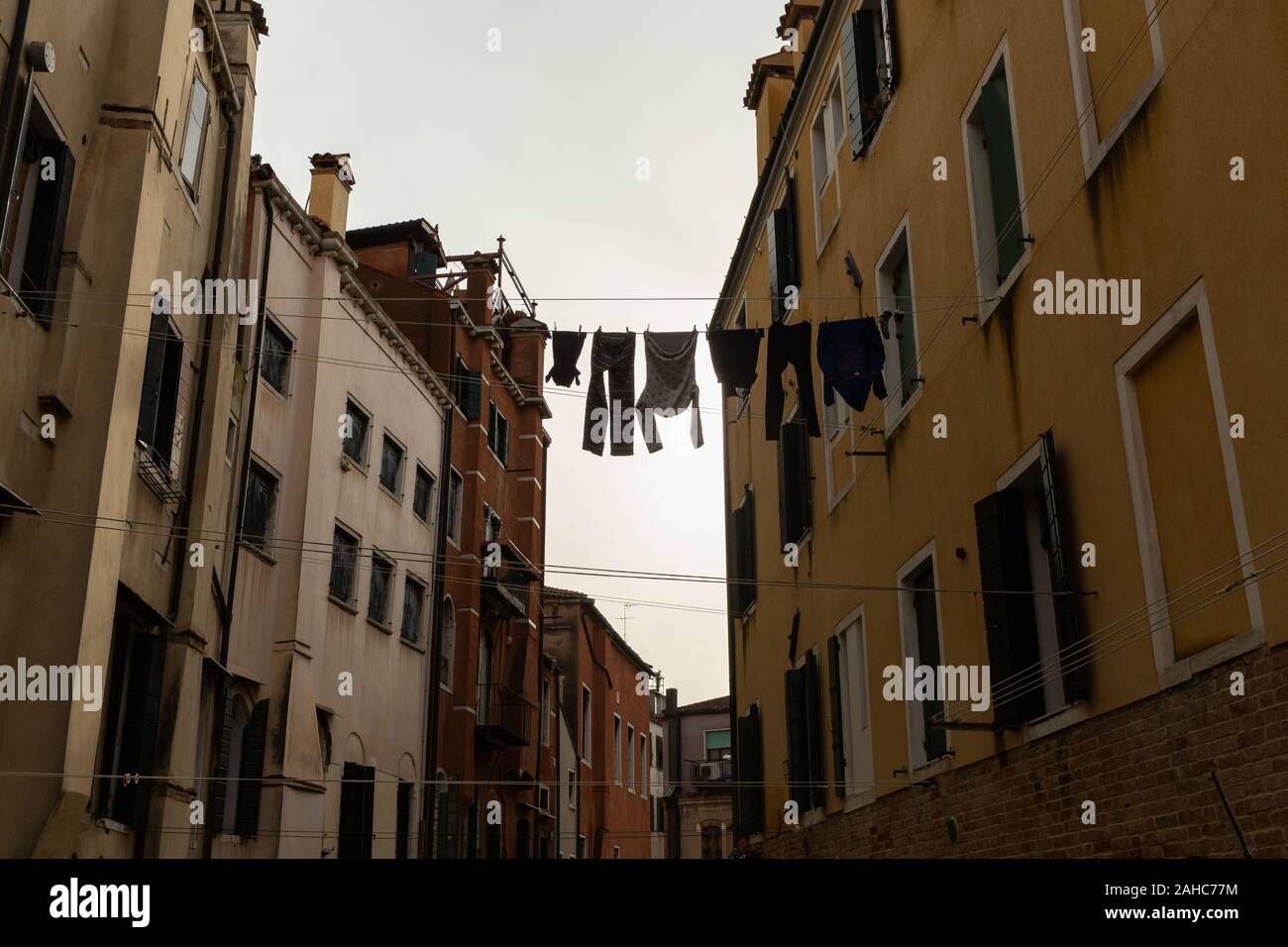 Servizio lavanderia appeso tra due edifici Foto Stock