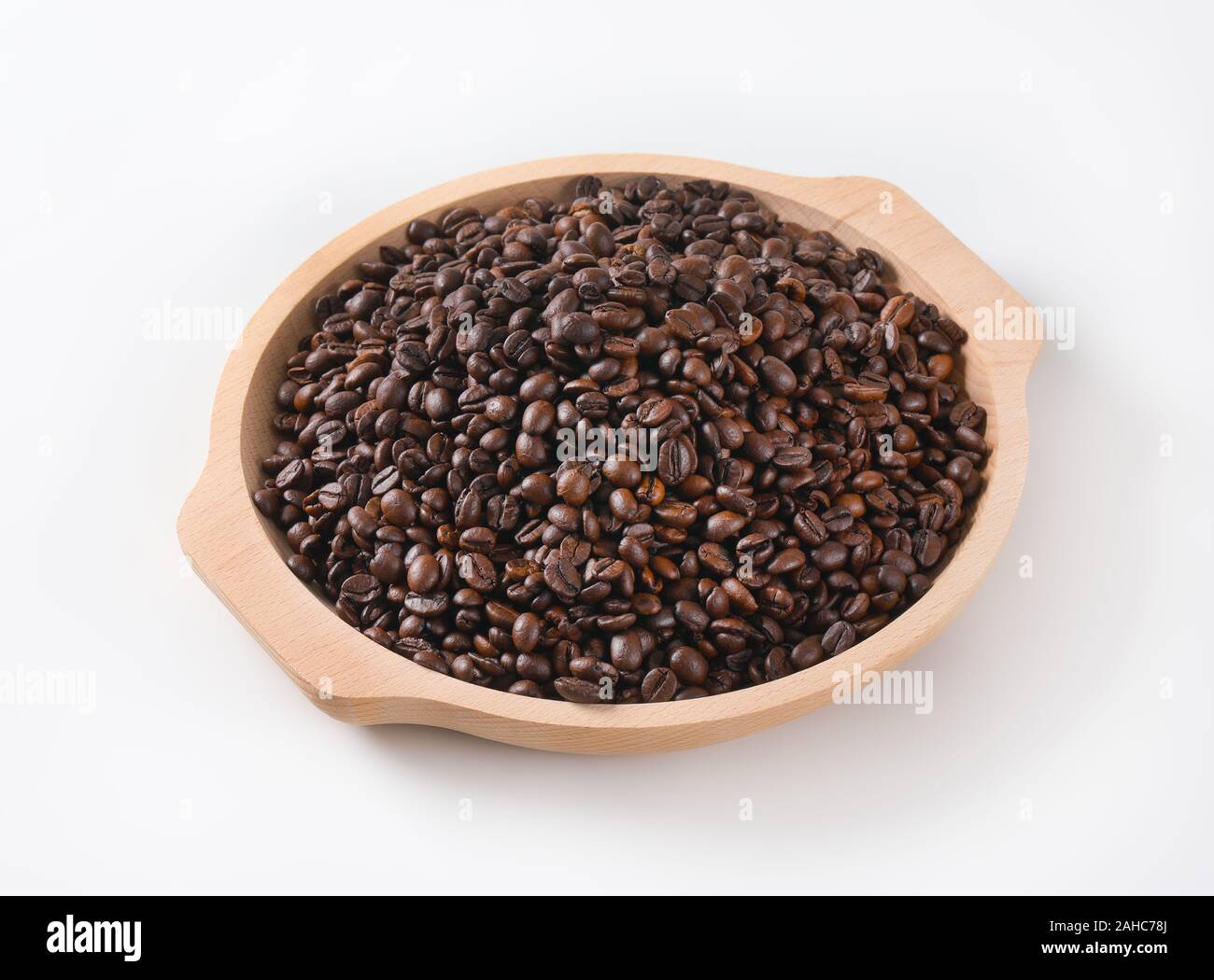 Caffè torrefatto in grani sul vassoio in legno Foto Stock