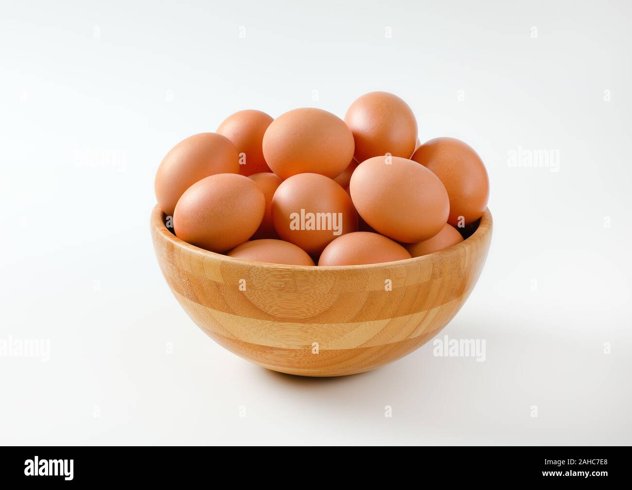 Fresca bruna le uova nella ciotola di legno Foto Stock