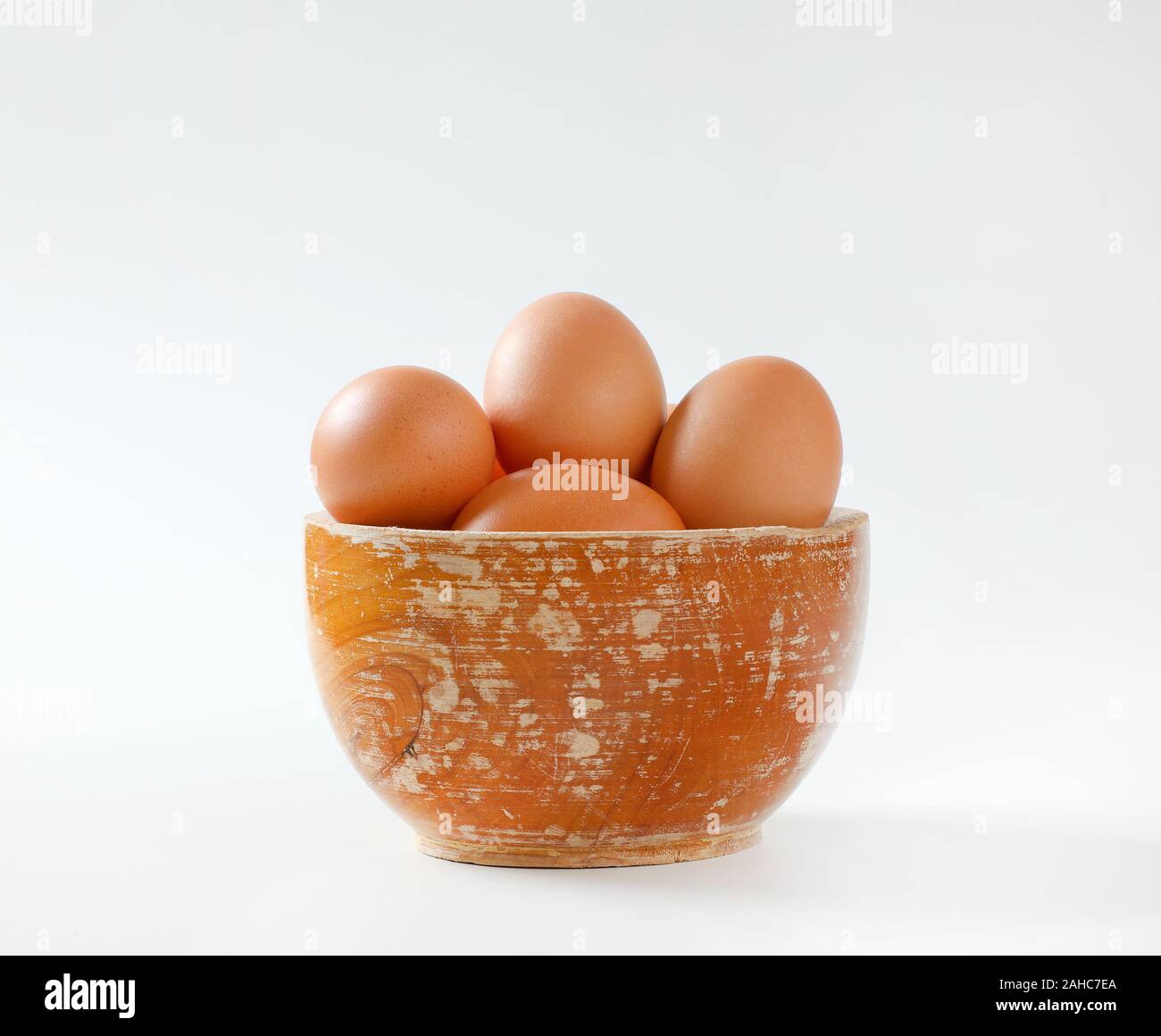 Fresca bruna le uova nella ciotola di legno Foto Stock