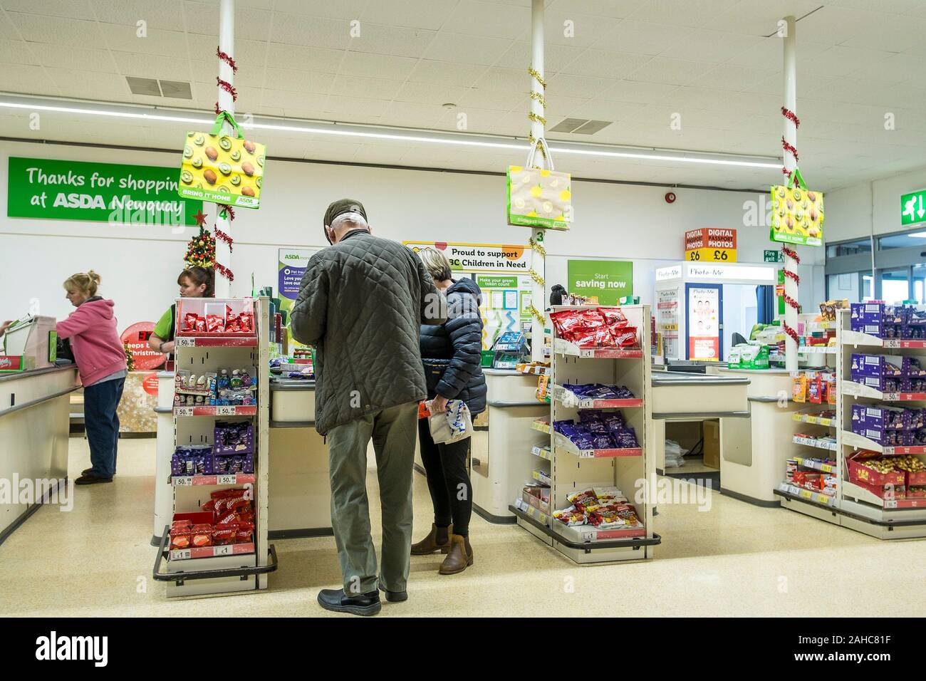 Il personale e i clienti all'interno di supermercati Asda a Newquay in Cornovaglia. Foto Stock