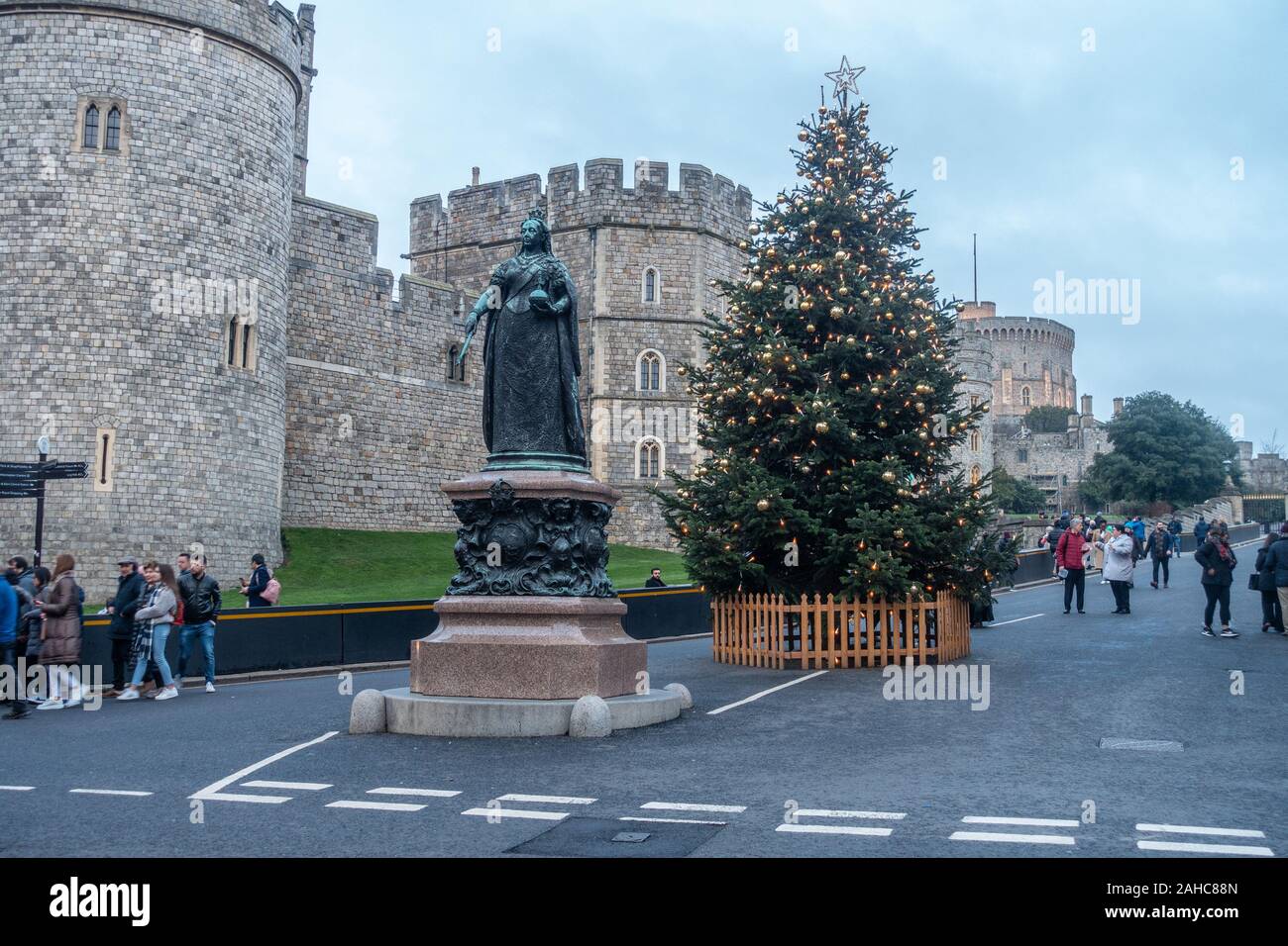 Statua di bronzo di Queen Victoria sorge al di fuori del Castello di Windsor in Inghilterra con un albero di Natale dietro, Foto Stock