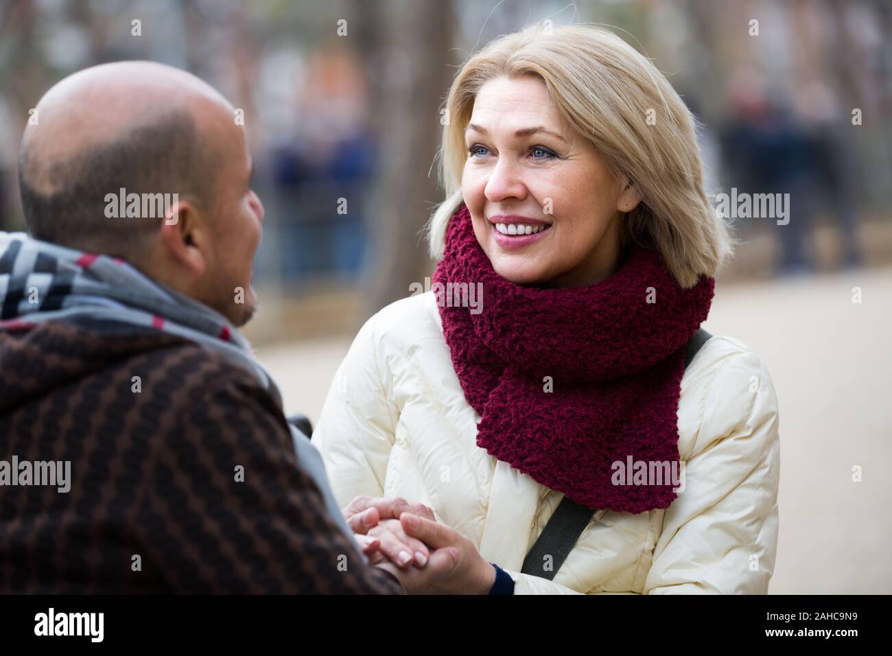 Ritratto di felice coppia matura avente gioiosa conversazione all'aperto Foto Stock