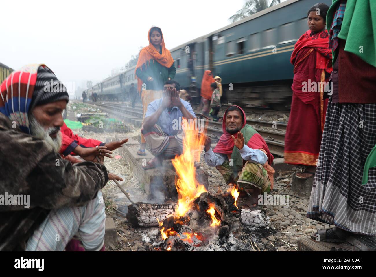 Tejgoan stazione ferroviaria ,21 Dic 2019 .Dhaka Bangladesh, le persone a basso reddito stanno riscaldando i loro corpi con il fuoco per sfuggire al cold.Nazmul Islam live notizie Foto Stock