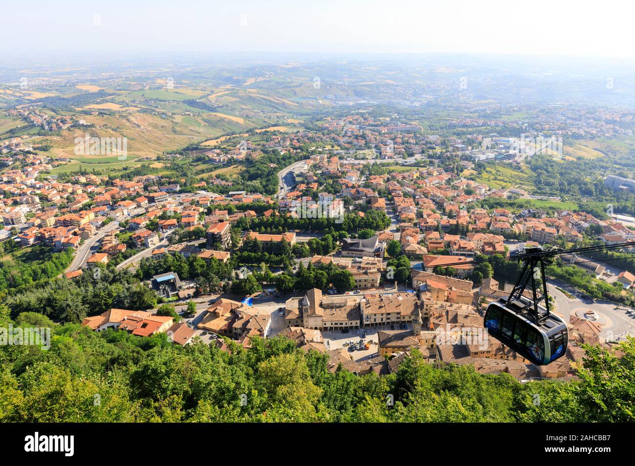 La Repubblica di San Marino, la Repubblica di San Marino, 1 Luglio 2019: Città Funivia che collega per la fortezza di roccia nella Repubblica di San Marino Foto Stock