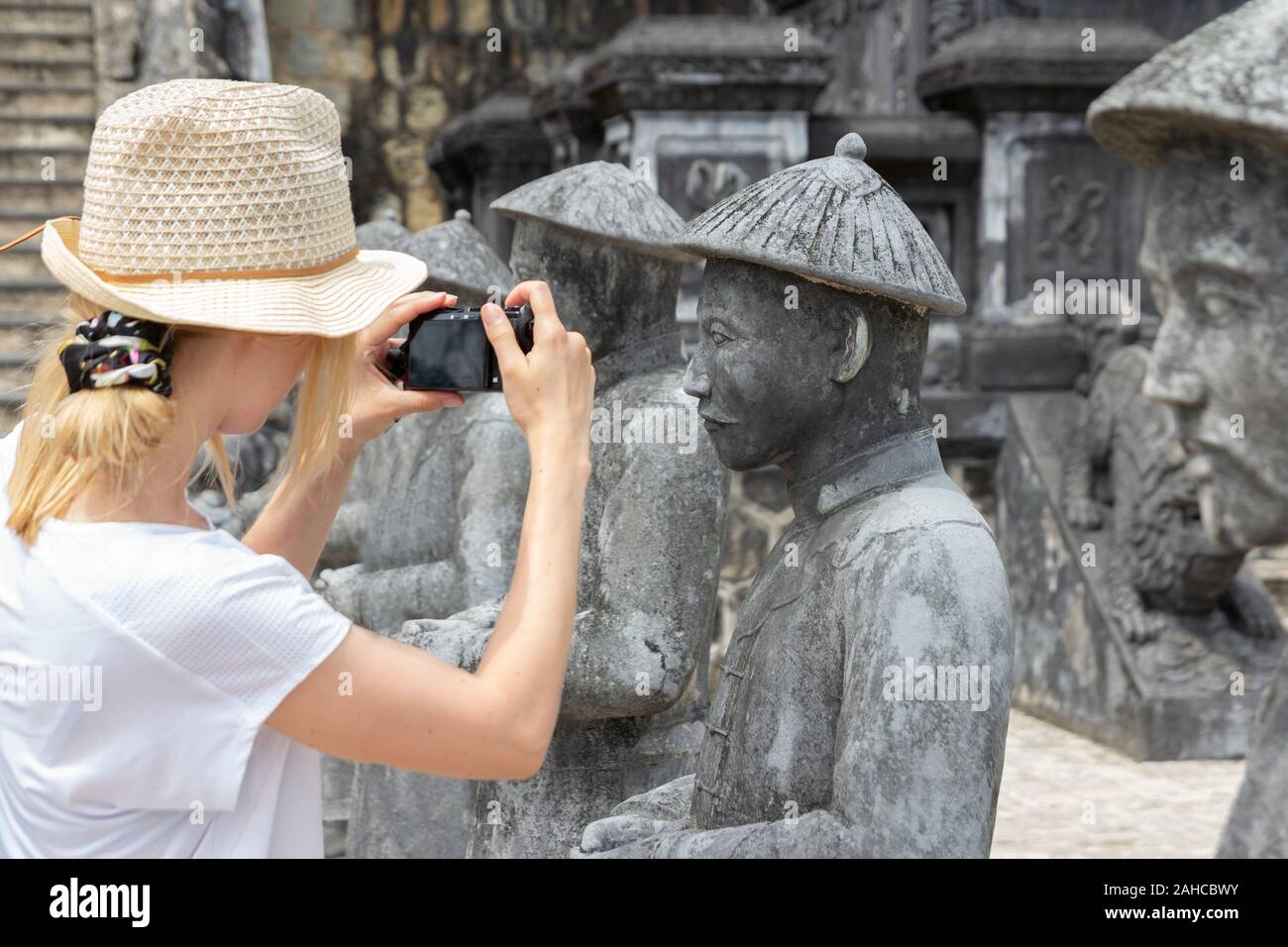 Donna turista che scattano foto di statue nella tomba di Khai Dinh In tonalità Foto Stock
