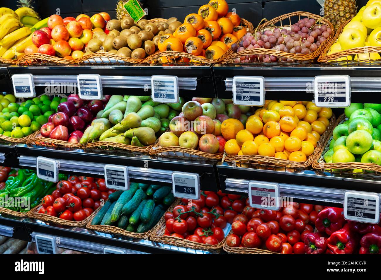 Vista di vegetali e frutta sezione nel supermercato Foto Stock