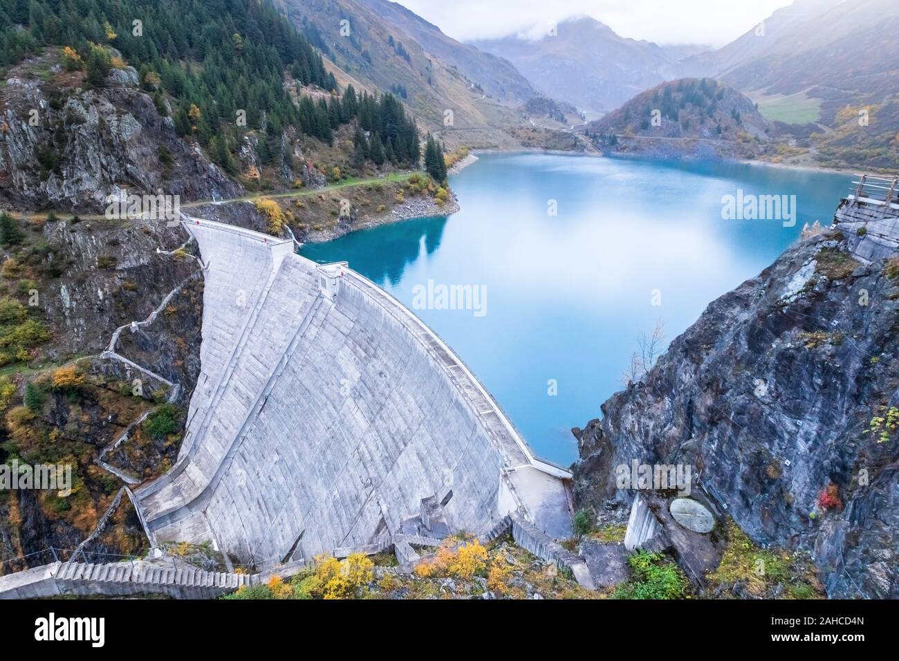 Serbatoio del lago e l'acqua della diga nelle Alpi francesi per produrre energia idroelettrica, sviluppo sostenibile utilizzando fonti di energia rinnovabili e di energia idroelettrica Foto Stock