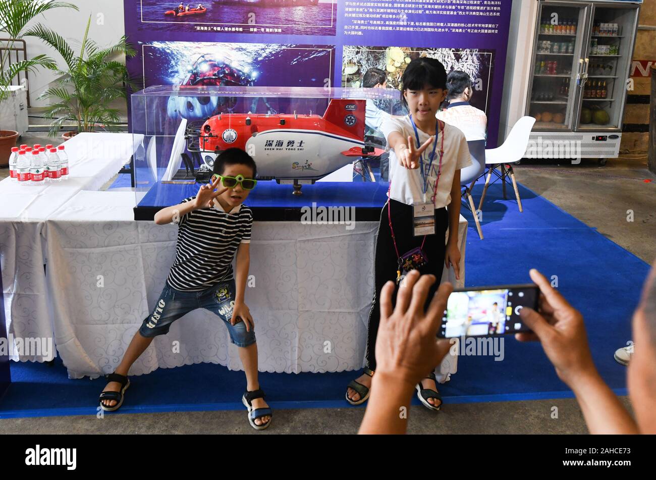 Sanya, cinese della provincia di Hainan. 28 dicembre, 2019. I bambini rappresentano per le foto con un modello di sommergibile durante la quarta Sanya International industria culturale Fair di Sanya, Cina del sud della provincia di Hainan, Dic 28, 2019. La fiera ha aperto il sabato, attraendo gli espositori provenienti da 40 paesi e regioni. Credito: Yang Guanyu/Xinhua/Alamy Live News Foto Stock