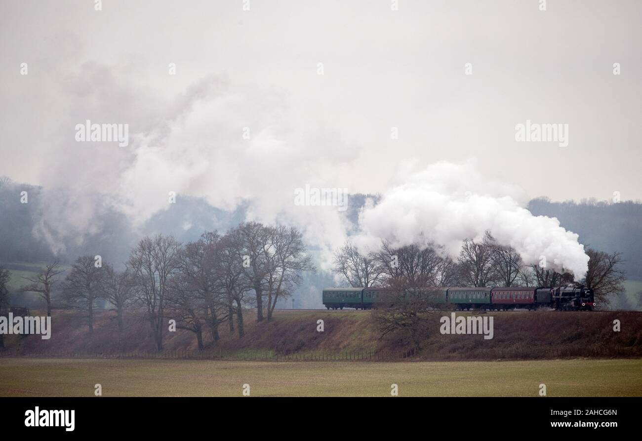 Locomotiva a vapore 92212, Ferrovie britanniche standard di classe 9F, rende il modo lungo la metà Hants railway, noto anche come la linea di crescione, tra Ropley e Medstead in Hampshire. Foto di PA. Picture Data: Sabato 28 dicembre, 2019. Foto di credito dovrebbe leggere: Andrew Matthews/PA FILO Foto Stock