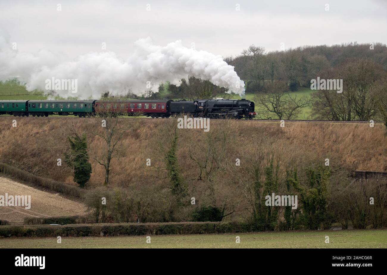 Locomotiva a vapore 92212, Ferrovie britanniche standard di classe 9F, rende il modo lungo la metà Hants railway, noto anche come la linea di crescione, tra Ropley e Medstead in Hampshire. Foto di PA. Picture Data: Sabato 28 dicembre, 2019. Foto di credito dovrebbe leggere: Andrew Matthews/PA FILO Foto Stock