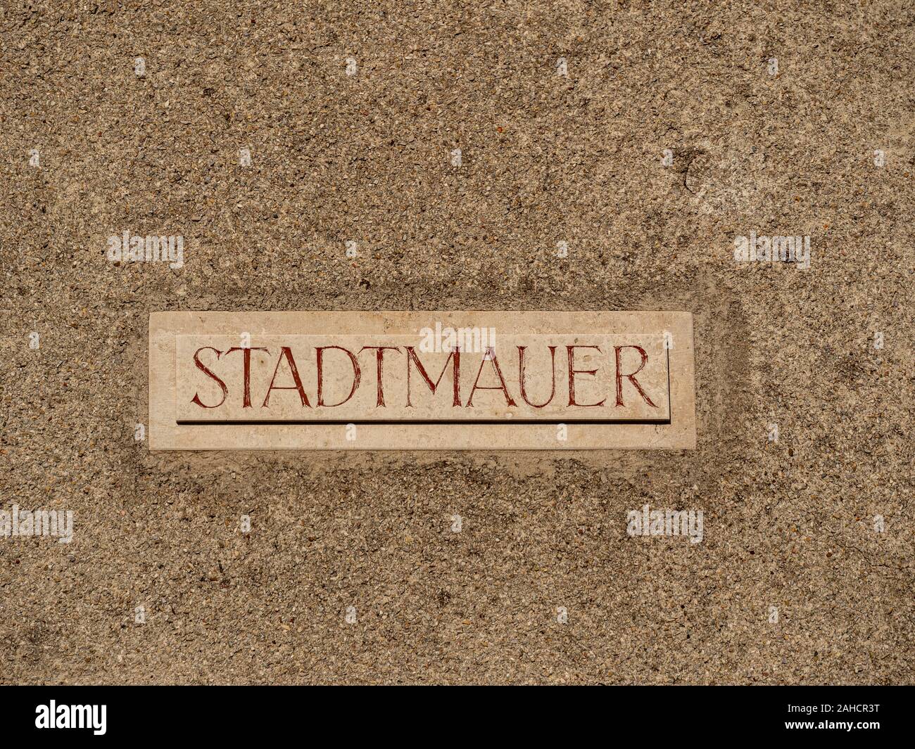 Vecchia città marrone parete con un segno Stadtmauer che significa città parete, vicino fino Foto Stock
