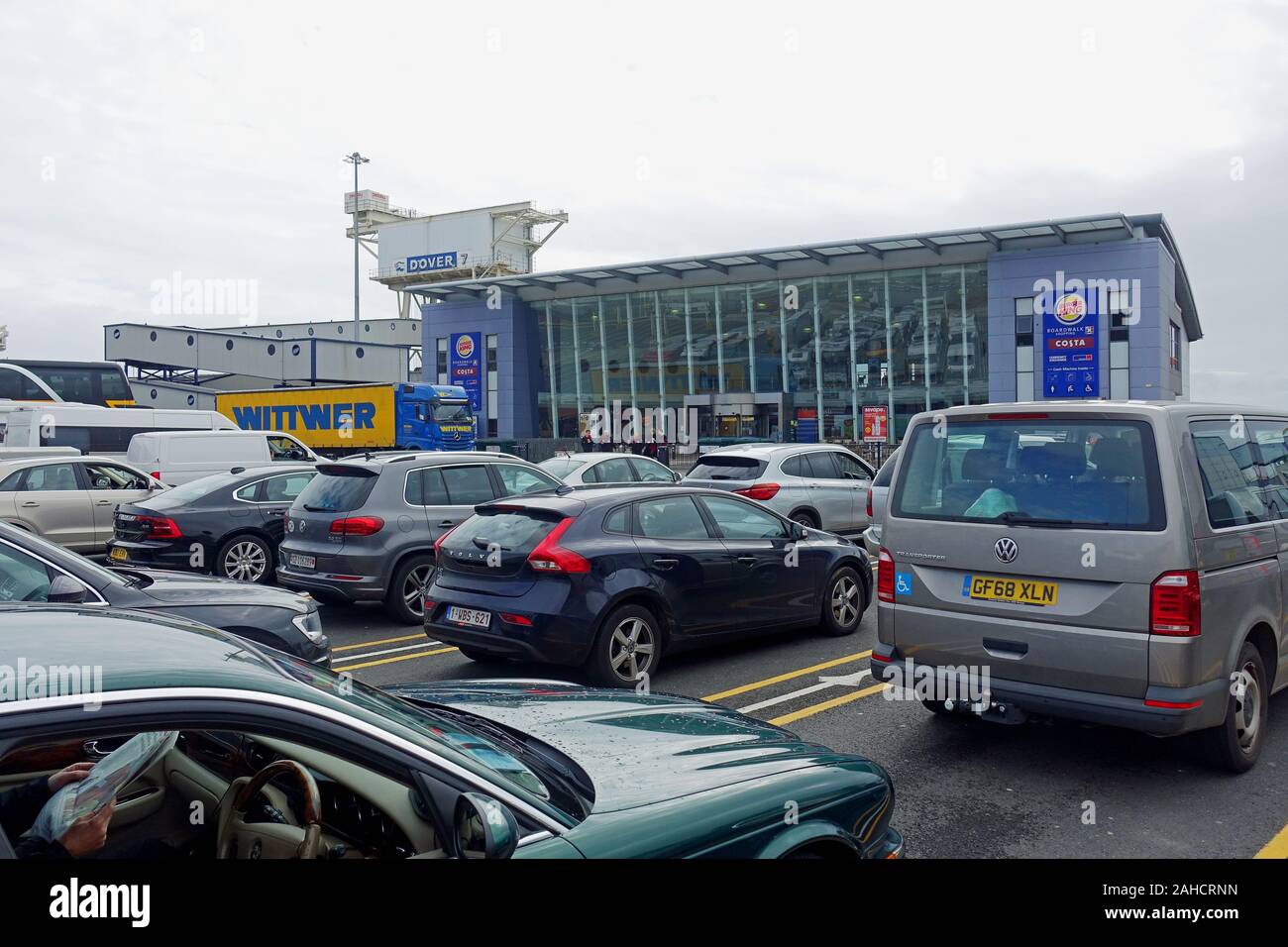 Auto in coda per il traghetto al di fuori del terminal passeggeri Porto di Dover Foto Stock