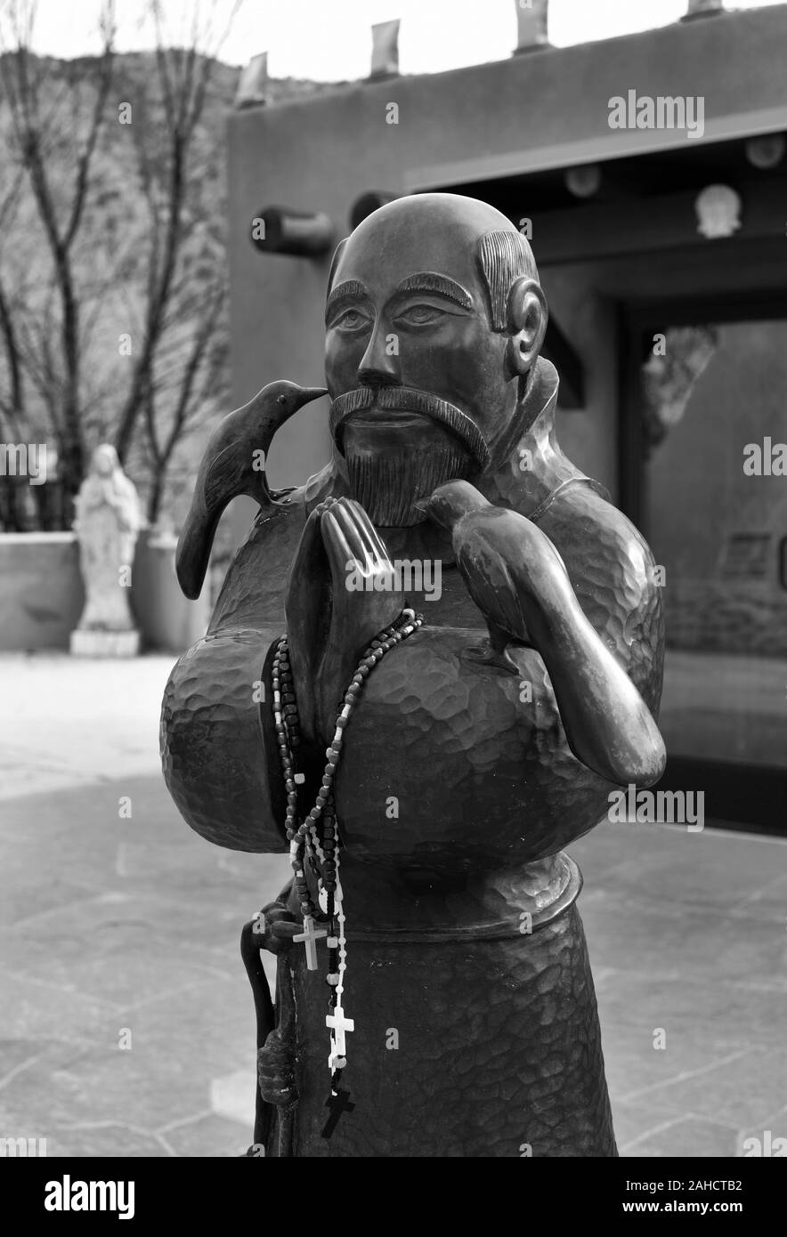 Una statua di San Francesco di Assisi presso lo storico Santuario De Chimayo chiesa e luogo di pellegrinaggio in Chimayo, Nuovo Messico USA. Foto Stock