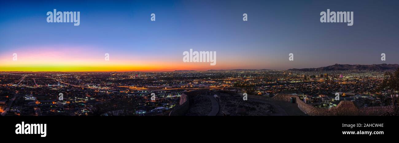 Predawn candelette su Cuidad Juarez e El Paso, Texas Foto Stock