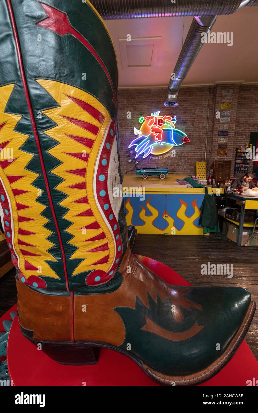 Più grandi stivali da cowboy in tutto il mondo, Rocketbuster Boot Company, El Paso, Texas Foto Stock