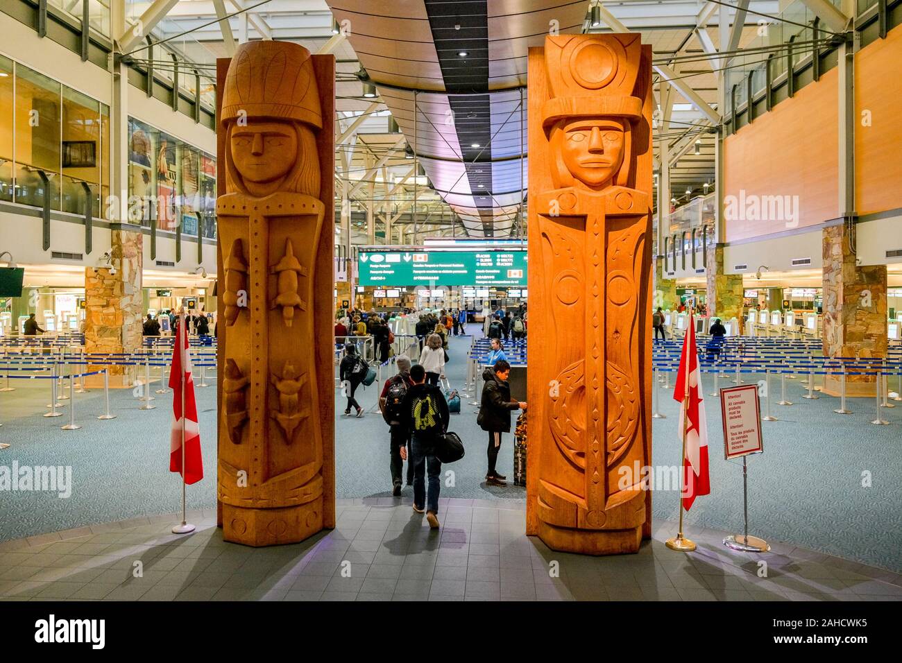 Benvenuto Musqueam figure Artista: Susan punto, dall'Aeroporto Internazionale di Vancouver, Richmond, British Columbia, Canada Foto Stock