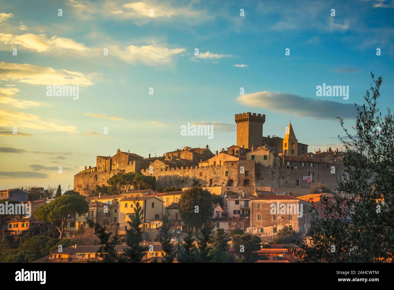 Capalbio borgo medievale skyline al tramonto. Maremma Toscana Italia Europa Foto Stock