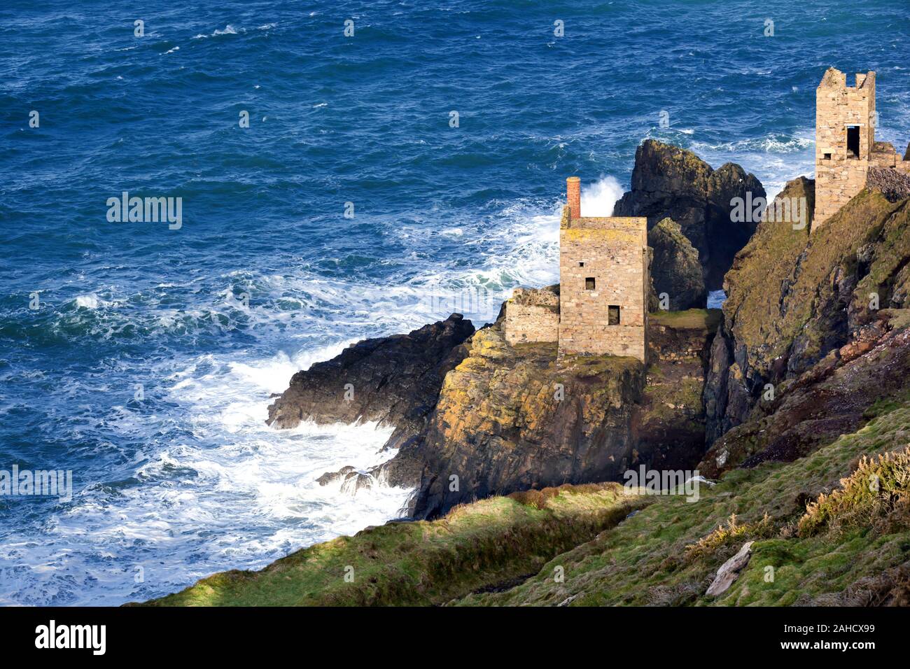 La corona del motore pearced case sulla scogliera a Botallack sul vicino a St appena Cornovaglia Foto Stock