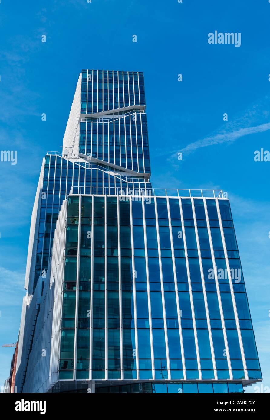 Amsterdam, 29 settembre 2019 la torre di vetro di edifici nel centro finanziario della città di Amsterdam in Olanda i Paesi Bassi chiamato il IJ-come Foto Stock