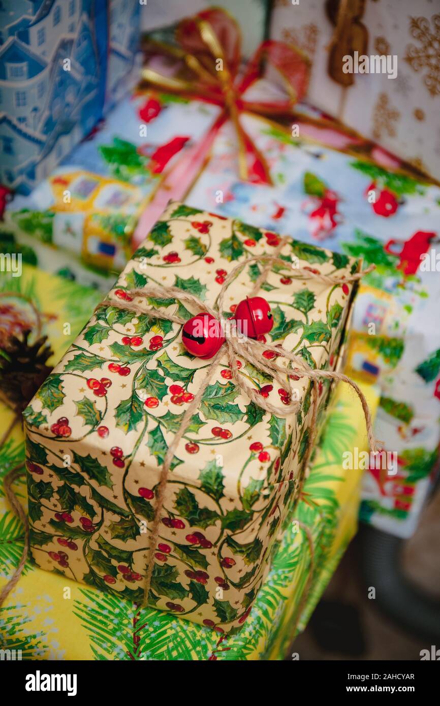 Festively avvolto i regali di Natale. Close-up. Foto Stock