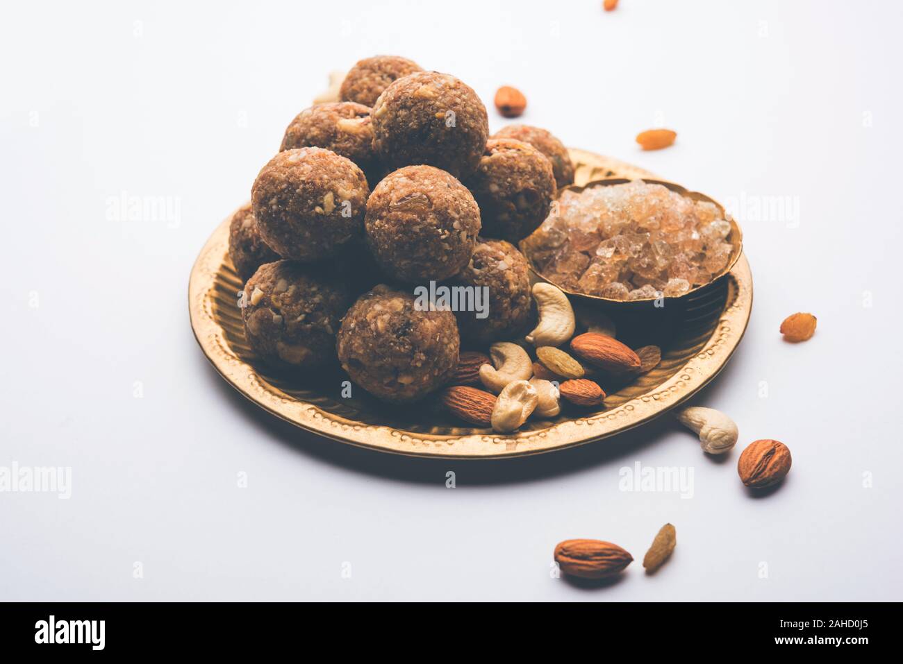 Dolce Laddu Dink conosciuto anche come Dinkache Ladoo o gond KE Laddo fatto con gomma commestibile con frutta secca Foto Stock