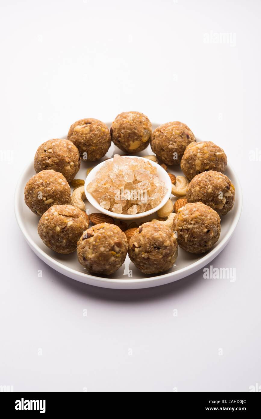 Dolce Laddu Dink conosciuto anche come Dinkache Ladoo o gond KE Laddo fatto con gomma commestibile con frutta secca Foto Stock