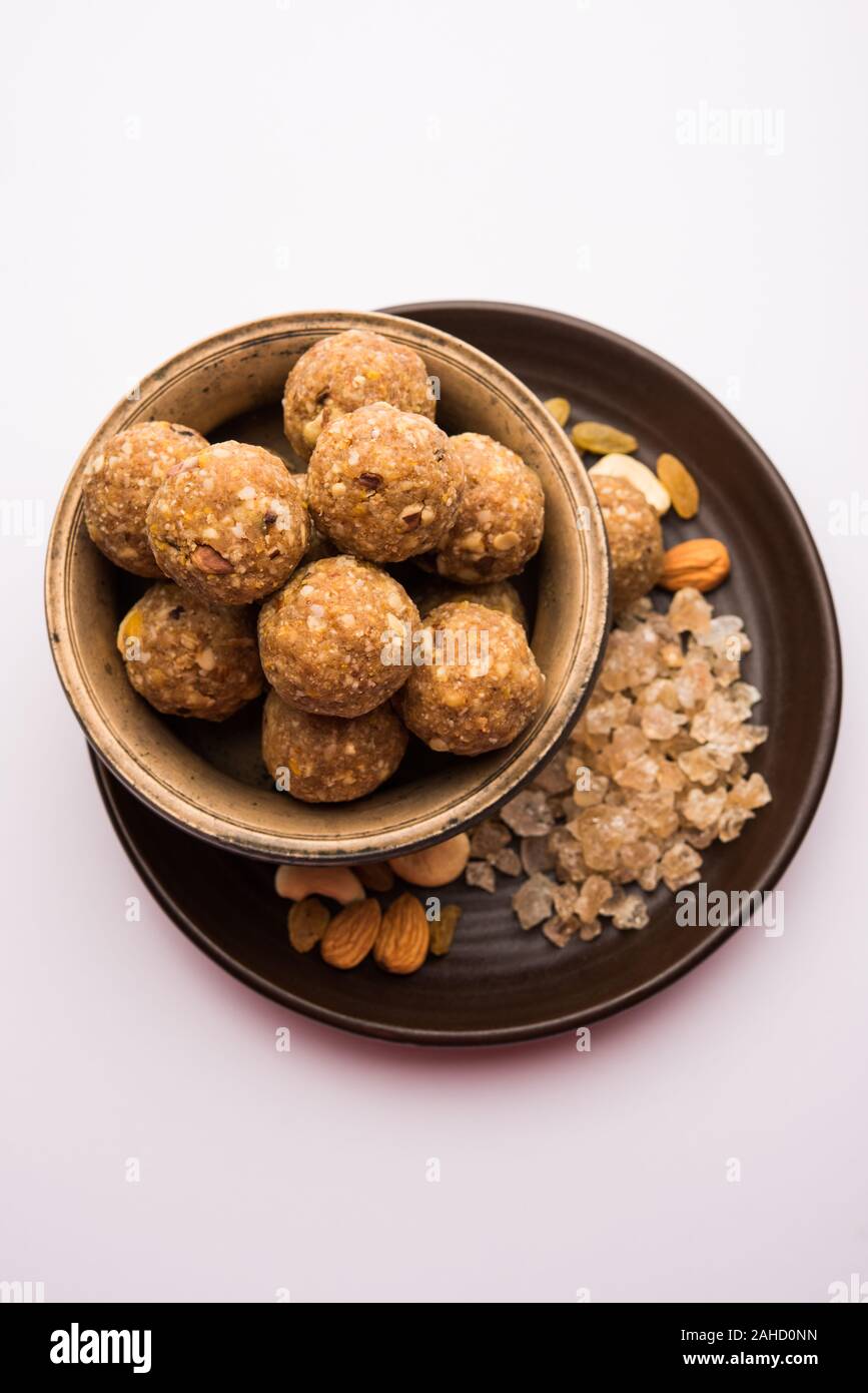 Dolce Laddu Dink conosciuto anche come Dinkache Ladoo o gond KE Laddo fatto con gomma commestibile con frutta secca Foto Stock