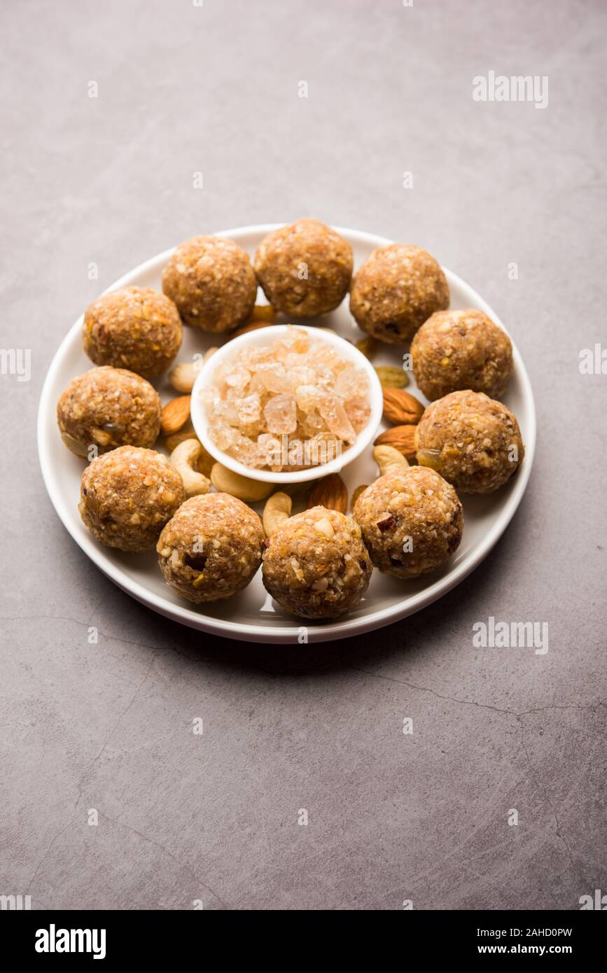 Dolce Laddu Dink conosciuto anche come Dinkache Ladoo o gond KE Laddo fatto con gomma commestibile con frutta secca Foto Stock