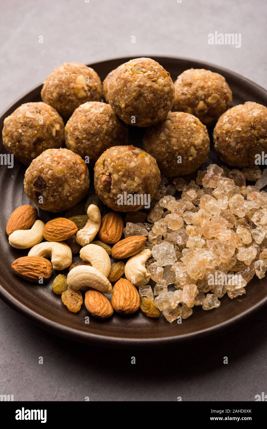 Dolce Laddu Dink conosciuto anche come Dinkache Ladoo o gond KE Laddo fatto con gomma commestibile con frutta secca Foto Stock