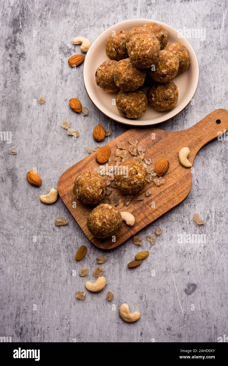 Dolce Laddu Dink conosciuto anche come Dinkache Ladoo o gond KE Laddo fatto con gomma commestibile con frutta secca Foto Stock