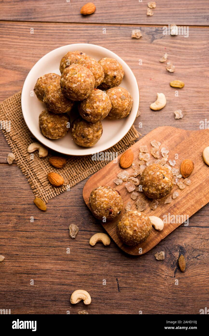 Dolce Laddu Dink conosciuto anche come Dinkache Ladoo o gond KE Laddo fatto con gomma commestibile con frutta secca Foto Stock