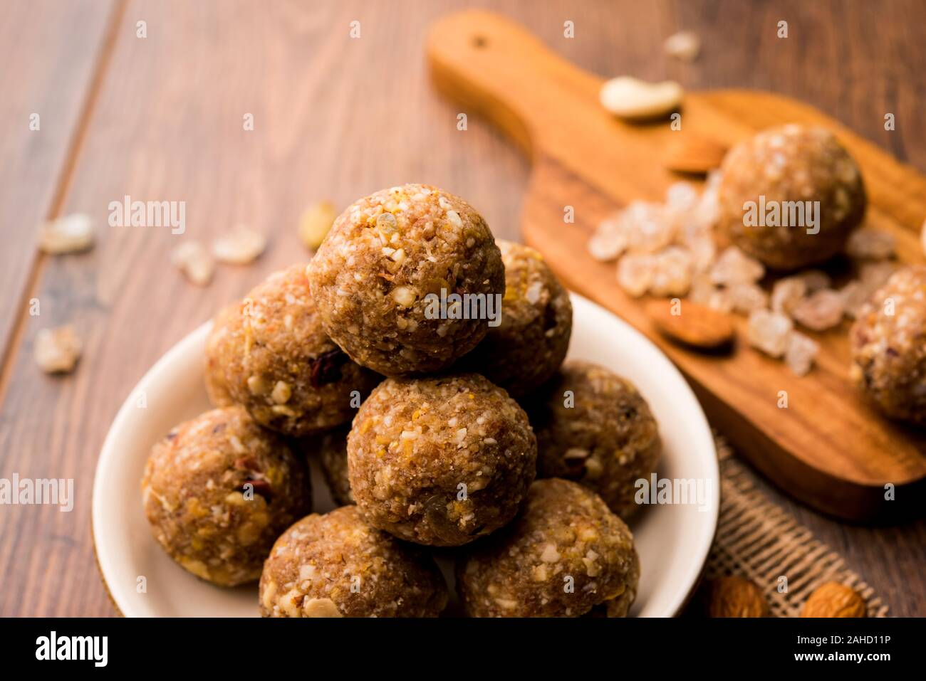 Dolce Laddu Dink conosciuto anche come Dinkache Ladoo o gond KE Laddo fatto con gomma commestibile con frutta secca Foto Stock