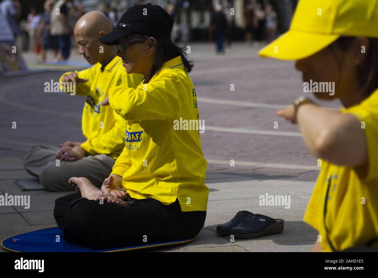 I Seguaci della Falun Dafa durante la meditazione pubblica a Varsavia, Polonia Foto Stock