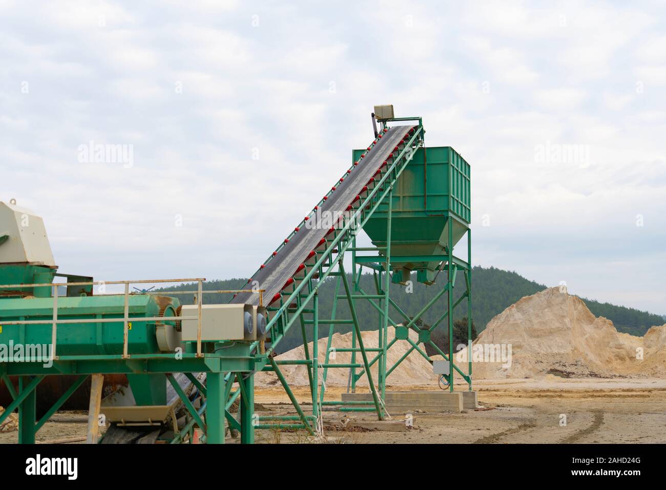 Il convogliatore e la pila di pietra di cava per industria calce Foto Stock