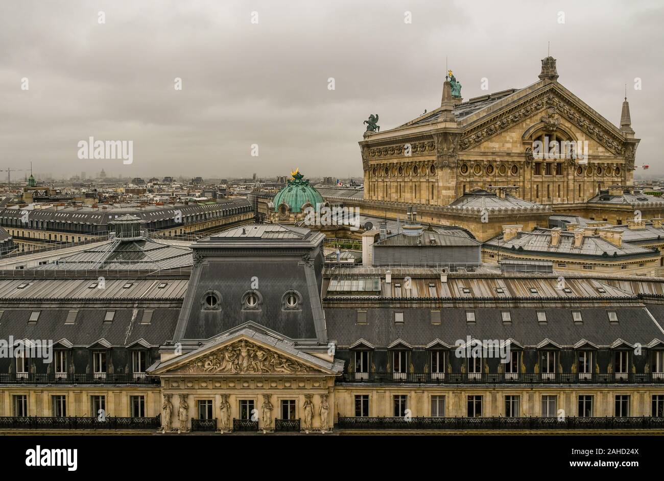 Vista sui tetti del centro storico di Parigi con la parte superiore della Société Générale bank e il retro di Opéra Garnier Theatre, Francia Foto Stock